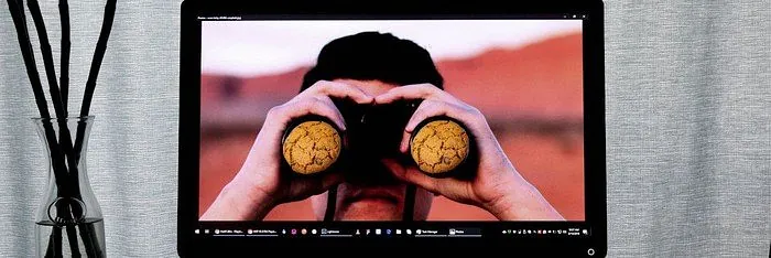 Muntert billede, hvor en kikkerts linser består af cookies