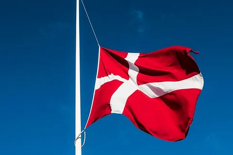 Flag på halv stang ved begravelse