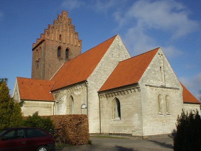 Brønshøj Kirke i efterårslys