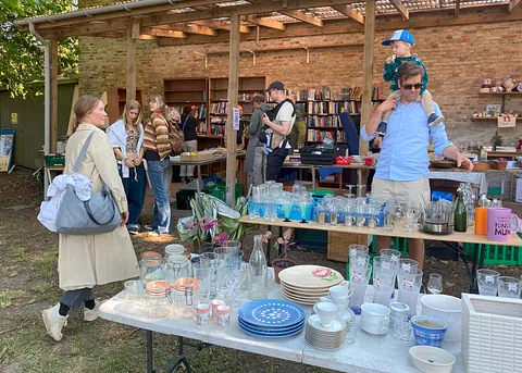 Loppeshop med masser af glas og tallerkener