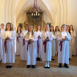 Piger med levende lys i hænderne første søndag i advent