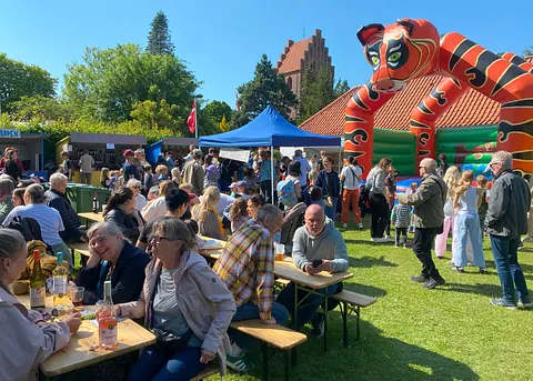 Overbliksfoto over Sommerfesten med Brønshøj kirke i baggrunden