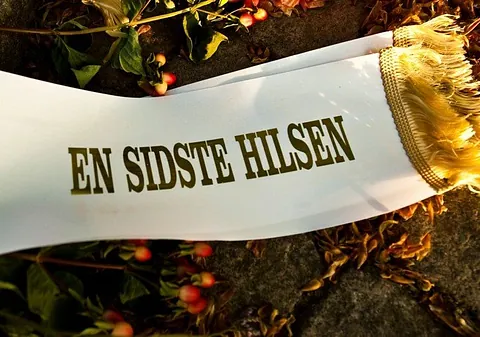 Bårekrans og bånd med teksten: En sidste hilsen